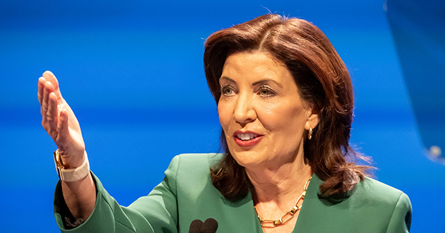 Performers Dance to 'Suit and Tie' Before Kathy Hochul's State of the State