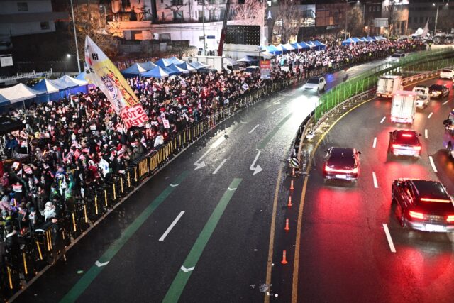 Protesters, both for and against impeached President Yoon, brave sub-zero conditions Monda