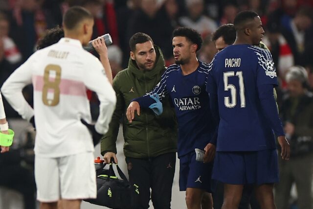 Warren Zaire-Emery (2nd R) limped off the field in the final minutes of PSG's win at Stutt