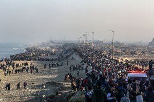 Thousands of displaced Palestinians begin return to northern Gaza