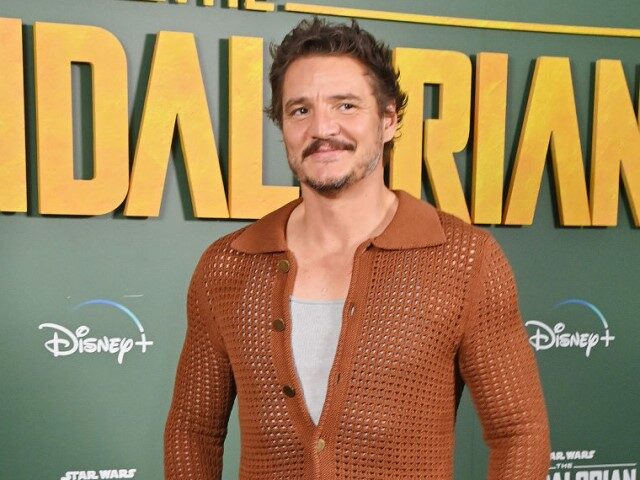GettyImages-1247378312 Pedro Pascal attends a photocall for Disney's "The Mandalorian" Season 3 in Piccadilly Cir