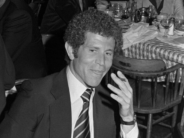 GettyImages-1774112538 Tony Roberts (foreground) attends a party at Gallagher's in New York City on April 18, 197