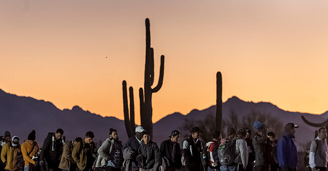 Republicans Introduce 'Arizona ICE Act' to Require Cooperation with ICE