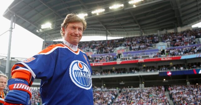 NextImg:Trump Reveals Wayne Gretzky's Stance on Canada Becoming "51st State"