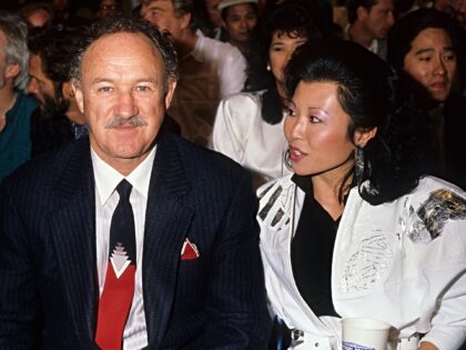 LOS ANGELES - 1986: Actor Gene Hackman and wife Betsy Arakawa pose for a portrait in 1986