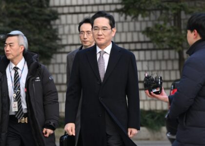 Samsung Electronics chairman Lee Jae-yong arriving at a Seoul court to hear his appeal ve