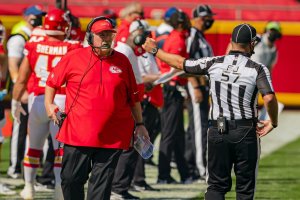 Ex-NFL referees dismiss Chiefs conspiracy, wish league penalized Mahomes flops