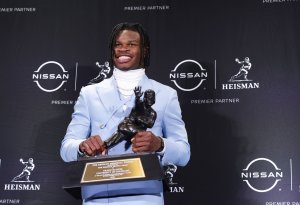 Top NFL prospect Travis Hunter opposes one-position limit