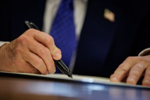 Trump signs executive order to stop undocumented immigrants from receiving benefits