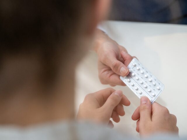 PRODUCTION - 12 December 2023, Bavaria, Planegg: Gynecologist Stephanie Eder gives a young