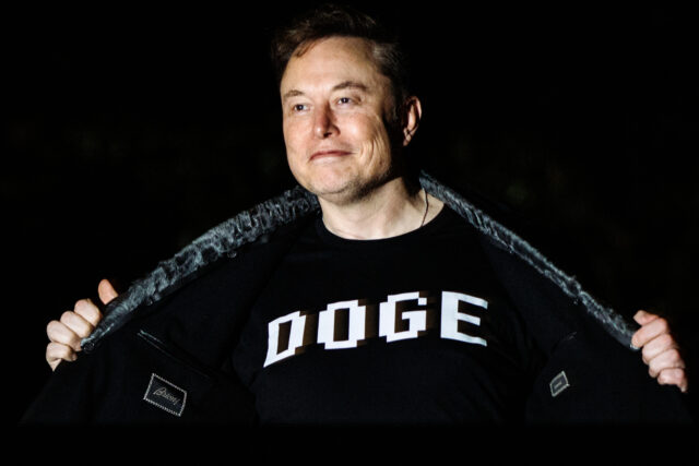 WASHINGTON, DC - MARCH 9: White House Senior Advisor Elon Musk walks to the White House af