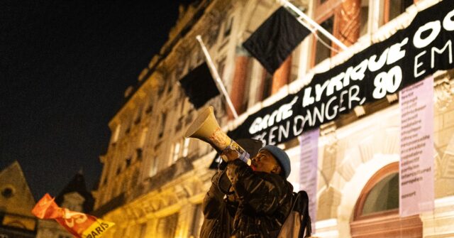 Police Evict Hundreds of Migrants from 'Occupied' Theatre in Paris