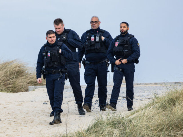 FRANCE-EU-BRITAIN-MIGRANTS French Republican Security Corps (CRS - Compagnies Republicaines de Securite) police offic