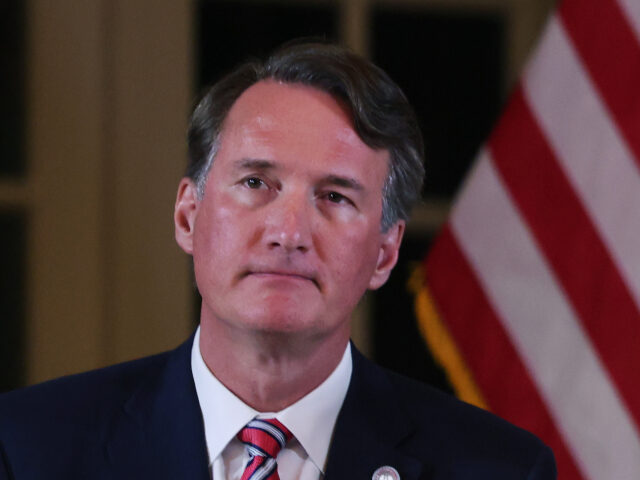 US President-elect Donald Trump (C) speaks during a meeting with Republican governors as V