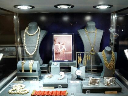 Jewelry from the collection of US actress Mary Tyler Moore, with antique diamonds and mode