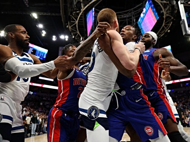 MINNEAPOLIS, MINNESOTA - MARCH 30: Ronald Holland II #00 of the Detroit Pistons and Donte