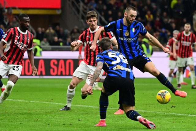 Inter Milan's Dutch defender Stefan de Vrij controls the ball to score his team's first go