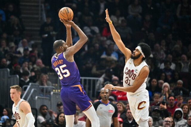 Kevin Durant's 42 points helped the Phoenix Suns grab a precious upset victory over the Cl