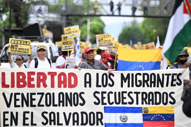 Salvadoran demonstrators demanded the release of Venezuelan prisoners