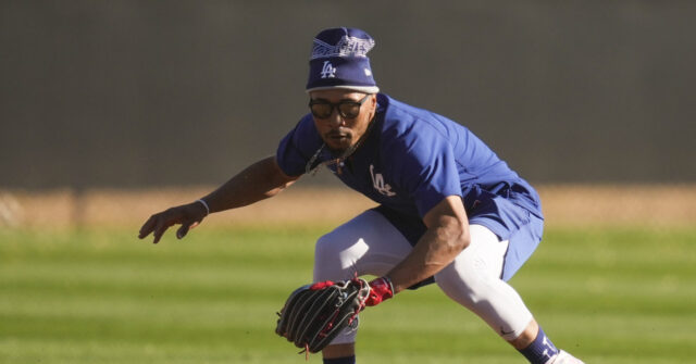 Dodgers star Mookie Betts won't play in 2 regular season games vs. Cubs ...