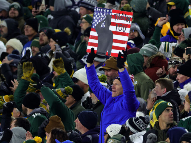 GREEN BAY, WISCONSIN - NOVEMBER 13: A fan holds up a "Thank You" sign for Vetera
