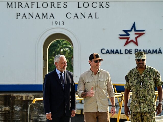 GettyImages-2208639500-2 US Secretary of Defense Pete Hegseth (C) poses for a picture next to Panama Canal Administ
