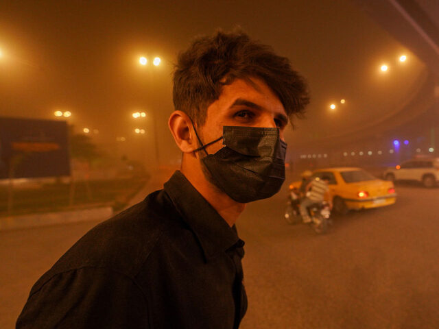 GettyImages-2209725823 NAJAF, IRAQ - APRIL 14: The sandstorm affects daily life negatively in Najaf, Iraq on Apri