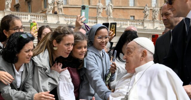 Pope Opens Holy Week With In-Person Greeting in St. Peter's Square