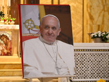 Faithful go on a pilgrimage for the death of Pope Francis in the Church of Santa Maria Add