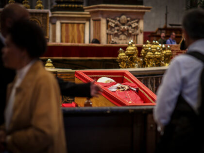 25 April 2025, Vatican, Vatikanstadt: People bid farewell to Pope Francis at his open coff