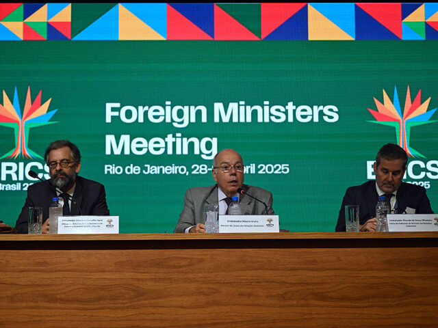GettyImages-2212066276 Brazil's Foreign Minister Mauro Vieira (C) speaks next to Brazil's Ambassador Ma