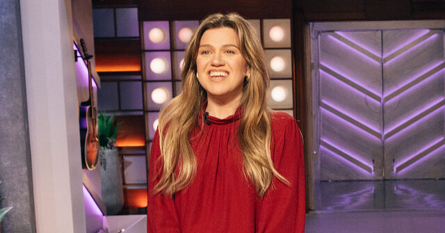 Video: Singer Kelly Clarkson 'Celebrates the Beauty of the Trans Community' on Trans Day of Visibility