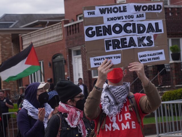 Synagogue protests (Selcuk Acar/Anadolu via Getty) NEW YORK, UNITED STATES - APRIL 27: A clash breaks out between Pro-Palestinian and Israeli