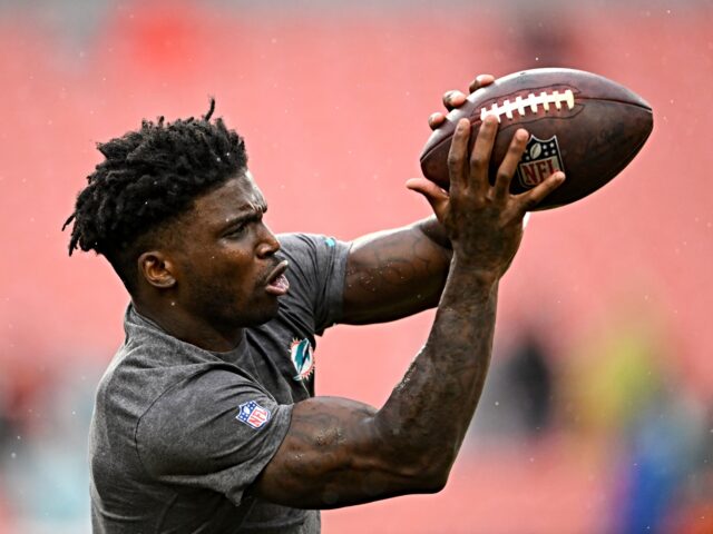 CLEVELAND, OHIO - DECEMBER 29: Tyreek Hill #10 of the Miami Dolphins warms up prior to a g