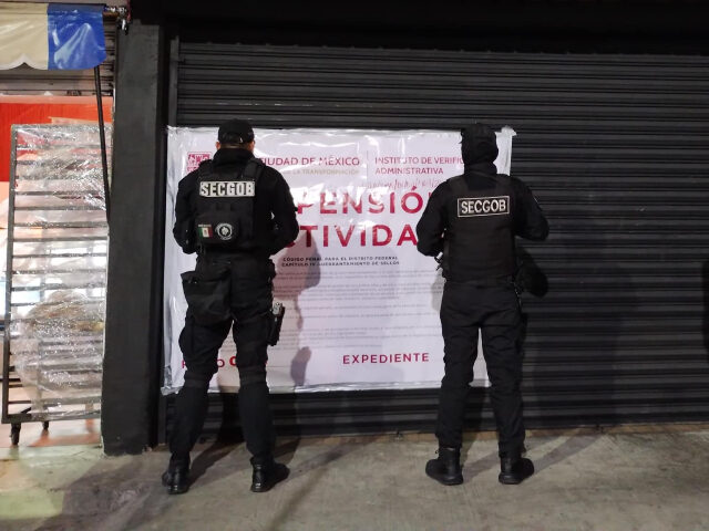 Police in Mexico City shutdown a business. (Credit SECGOB-CDMX)