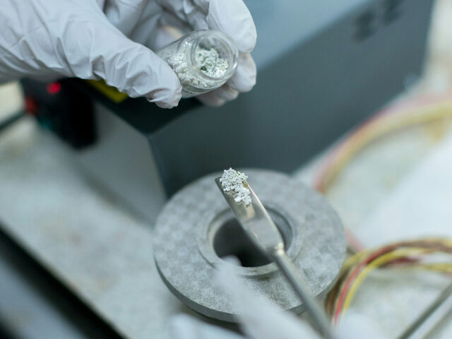 thisisengineering-Kgn6Oh6_pnY-unsplash science lab