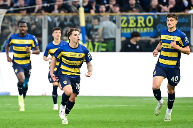 Adrian Bernabe (2nd R) celebrates his goal against Inter Milan