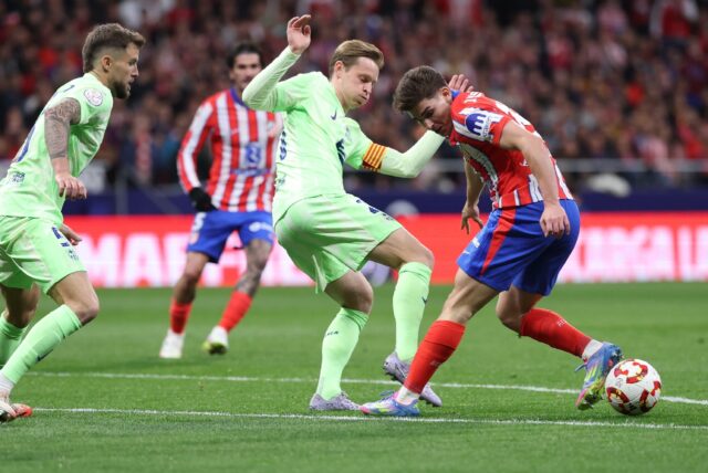 Barcelona's Dutch midfielder Frenkie De Jong (C) has found his footing after a few tricky