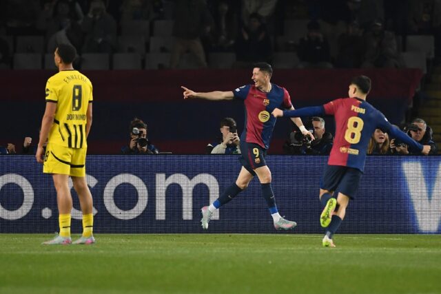 Barcelona's Polish forward Robert Lewandowski (C) celebrates scoring his team's second goa