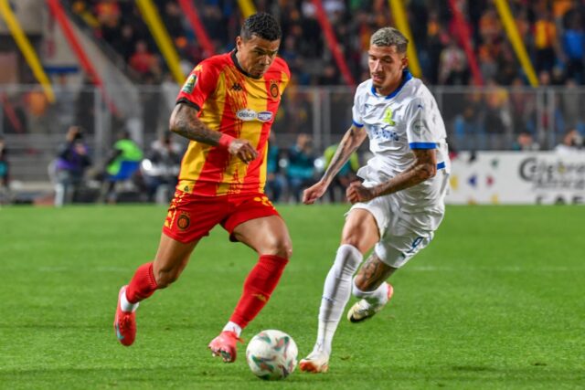 Esperance midfielder Yan Sasse (L) vies for the ball with Mamelodi Sundowns forward Arthur