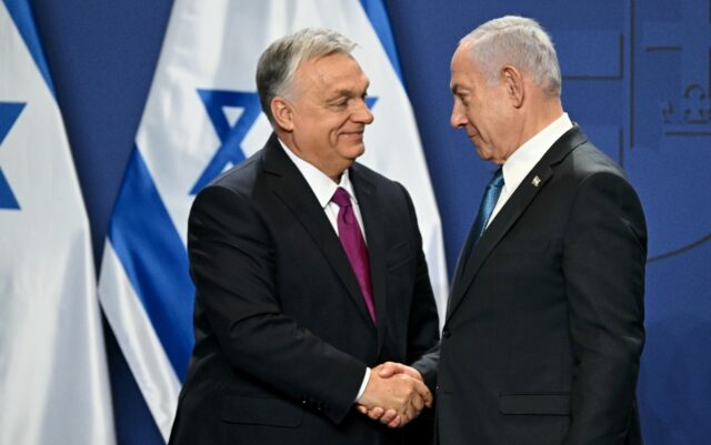 Hungary's Prime Minister Viktor Orban (L) and Israeli Prime Minister Benjamin Netanyahu sh