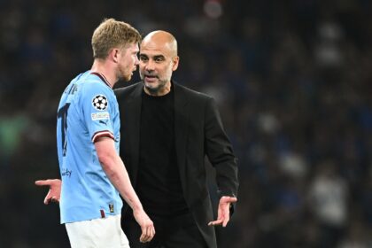 Manchester Citymanager Pep Guardiola talks with Kevin De Bruyne