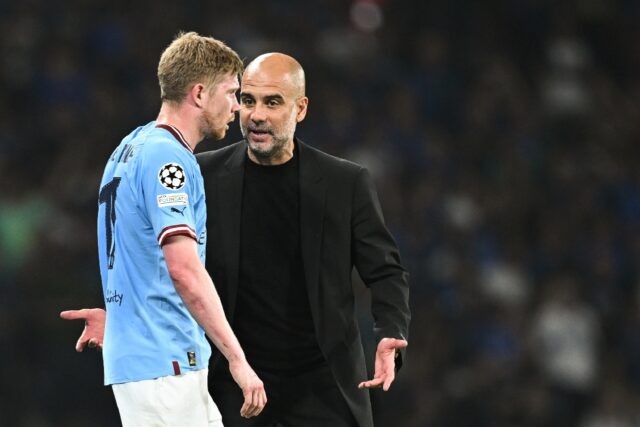 Manchester Citymanager Pep Guardiola talks with Kevin De Bruyne