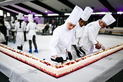 Record du monde du plus grand fraisier, long de 121,88 m, exposé à la patinoire d'Argent