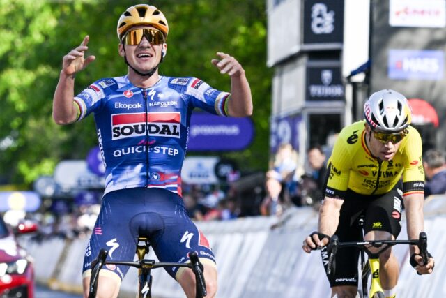 Remco Evenepoel, in the gold helmet of the Olympic champion, celebrates victory in the Bra