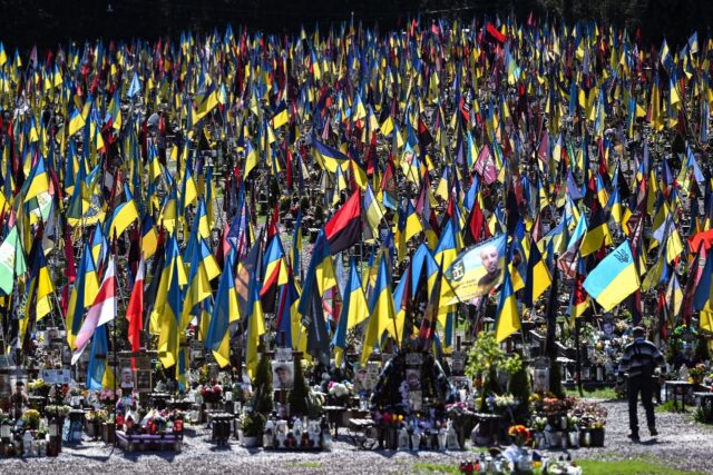 Some Ukrainians visited the graves of the fallen on Easter Sunday