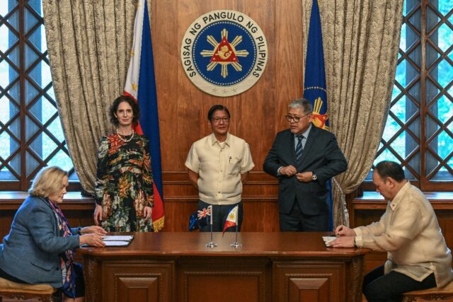 New Zealand Defence Minister Judith Collins (L) and Philippine Defence Secretary Gilberto