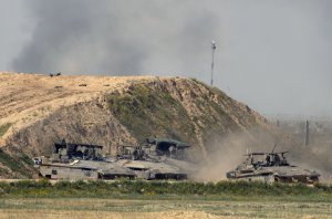 Israeli troops close in on militants in eastern section of Gaza City; kill Hamas leader in