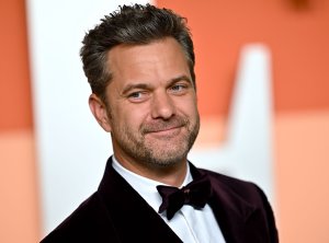 Joshua Jackson says there's 'Dawson's Creek' text chain to support James Van Der Beek
