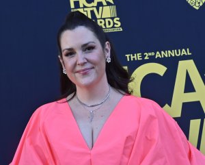 Melanie Lynskey talks 'crazy' Hilary Swank scene on 'Yellowjackets'